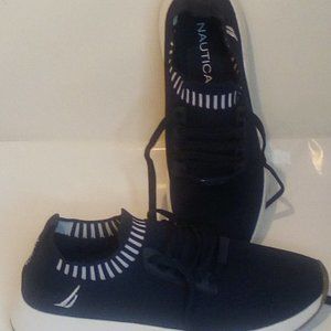 Nautica navy blue size 8 jogging sneakers